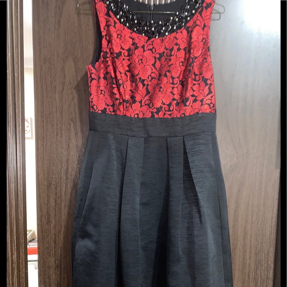 Gorgeous flowered knee lengthened  party dress!